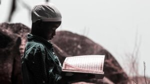 コーランを読む子ども